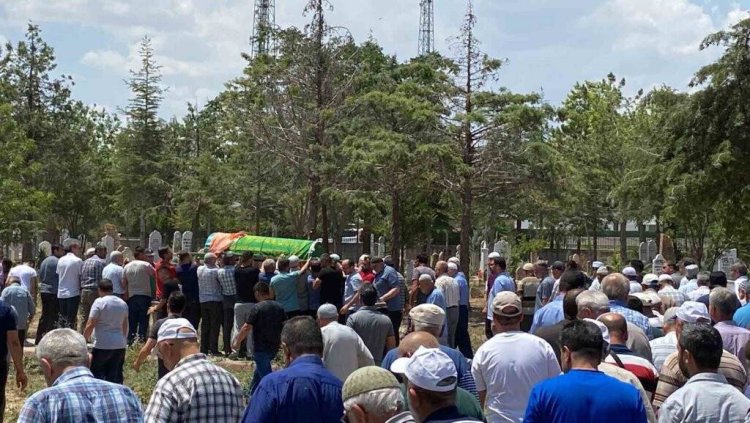 Konya’da Silahlı Saldırıda Hayatını Kaybeden Ümmü Döğer Toprağa Verildi