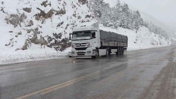 Alacabel Geçidi’nde Kar Alarmı: Kar Kalınlığı Yer Yer 25 Santimetreye Ulaştı