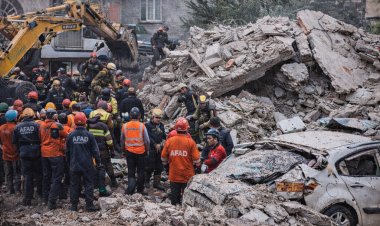 Küçükçekmece’de Bina Çöktü: 7 Yaralı Kurtarıldı, 2 Kişi Enkaz Altında