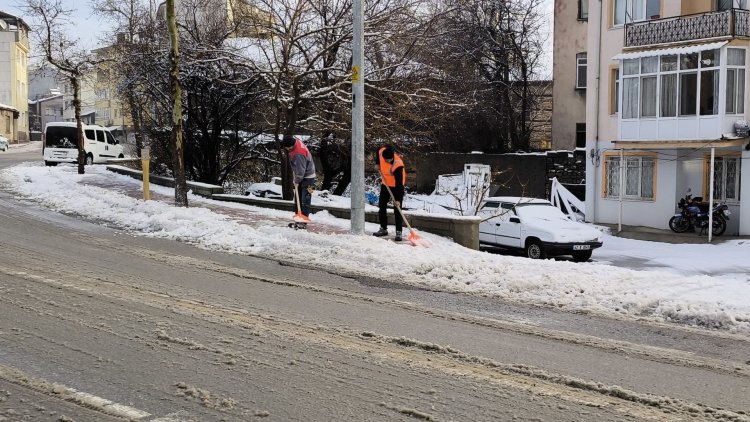 Beklenen Kar Yağışı Seydişehir’e Bereket Getirdi: Belediye Ekipleri Gece Boyu Sahadaydı
