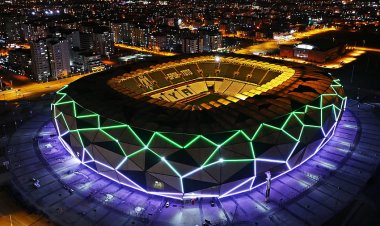 Konya’da Futbol Artık Işıkla Şölen: Konyaspor Yeni LED Sistemini Tanıttı!