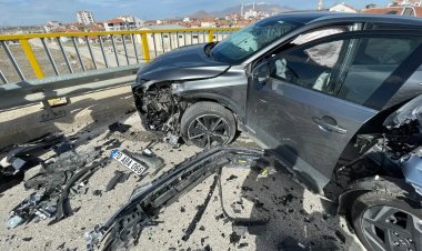 Karaman’da Üst Geçitte Kafa Kafaya Çarpışma: 6 Yaralı!