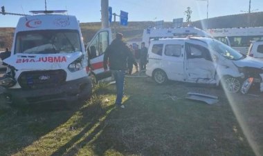 Bingöl’de Ambulans ile Ticari Araç Çarpıştı: 5 Yaralı!