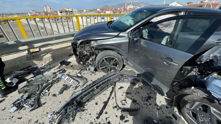 Karaman’da Üst Geçitte Kafa Kafaya Çarpışma: 6 Yaralı!