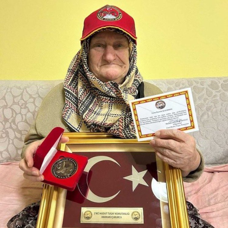 86 Yaşındaki Hamide Teyze’den Mehmetçiğe Gönül Köprüsü