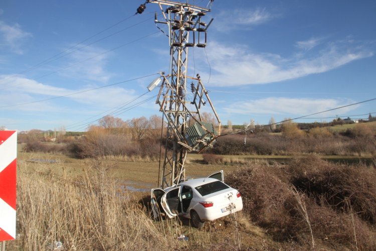 Beyşehir-Antalya Kara Yolunda Otomobil Elektrik Direğine Çarptı: 3 Yaralı