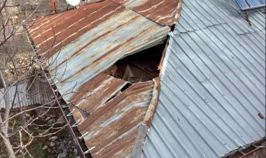 Konya Bozkır’da Dağdan Kopan Kaya Parçası Evin Çatısını Deldi!