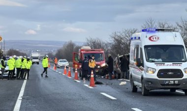Refüje Çarpan Hafif Ticari Araç Tırla Çarpıştı: 1 Kişi Hayatını Kaybetti!