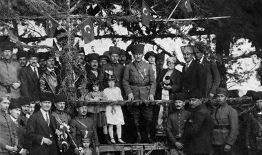 ATATÜRK’ÜN AZ BİLİNEN 350 FOTOĞRAFI OKUYUCUYLA BULUŞTU