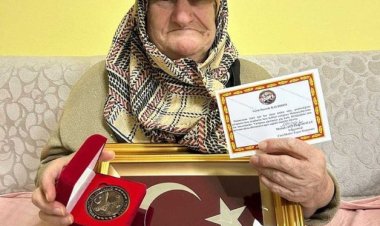 86 Yaşındaki Hamide Teyze’den Mehmetçiğe Gönül Köprüsü