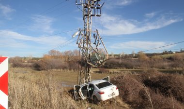 Beyşehir-Antalya Kara Yolunda Otomobil Elektrik Direğine Çarptı: 3 Yaralı