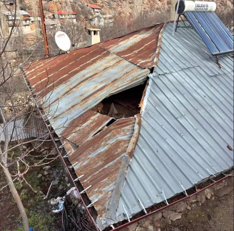 Konya Bozkır’da Dağdan Kopan Kaya Parçası Evin Çatısını Deldi!
