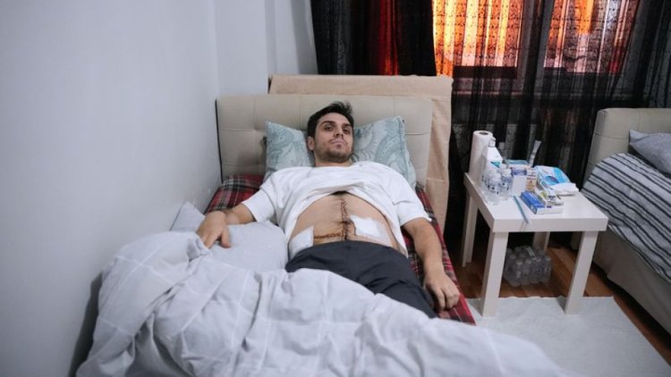 İSTANBUL'DA METRO ÇIKIŞINDA DEHŞET: Yardım Etmek İsteyen Genç 6 Yerinden Bıçaklandı!