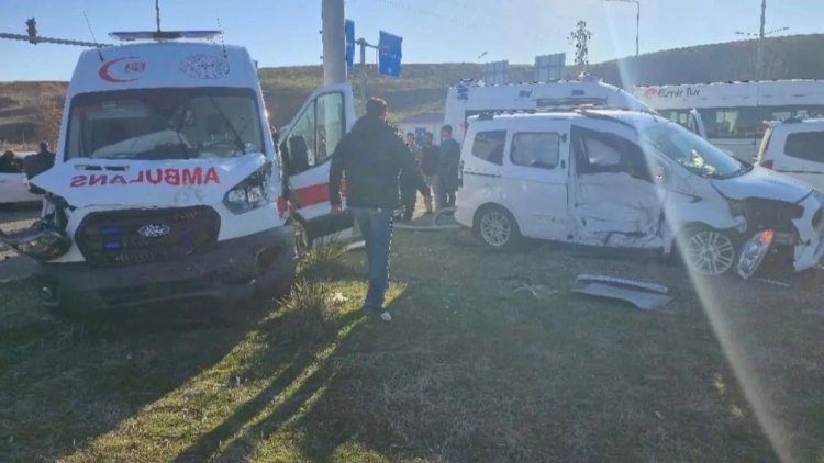 Bingöl’de Ambulans ile Ticari Araç Çarpıştı: 5 Yaralı!