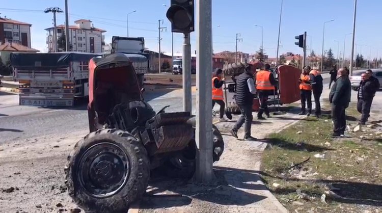 Ereğli’de Feci Kaza: TIR’la Çarpışan Traktör İkiye Bölündü, 2 Yaralı