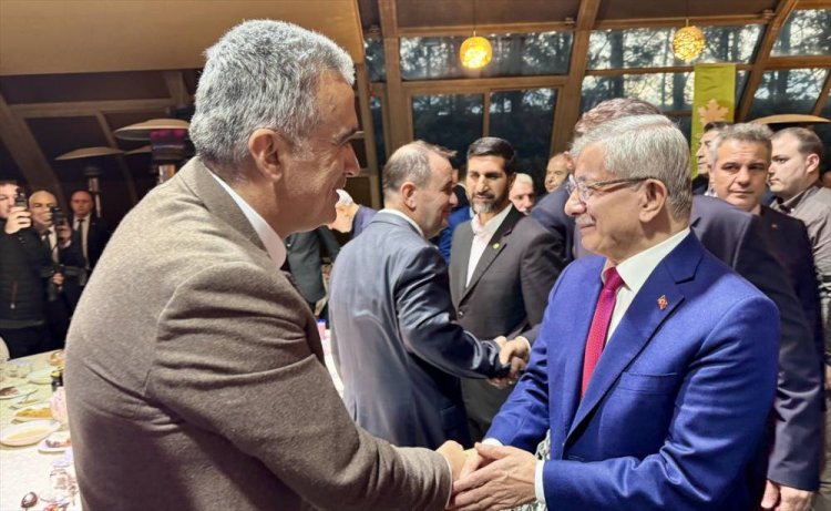 Davutoğlu: Netanyahu-Trump ikilisi karşısında dimdik ayaktayız