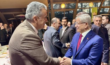 Davutoğlu: Netanyahu-Trump ikilisi karşısında dimdik ayaktayız