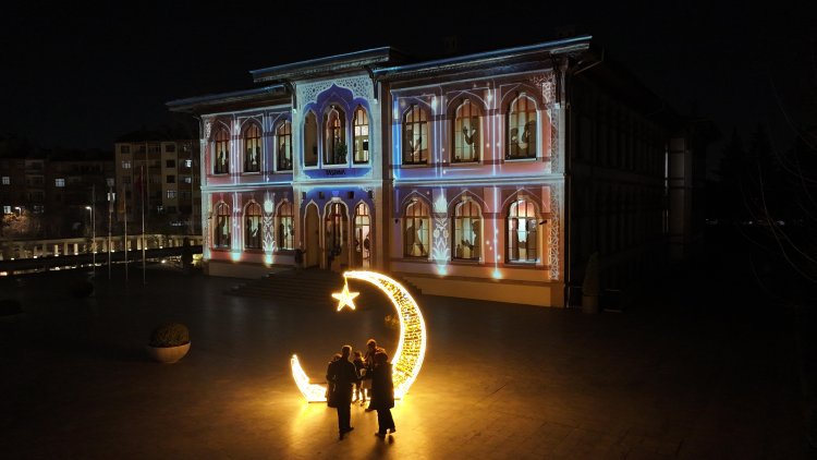 SİYER VE MUKADDES EMANETLER SERGİLERİ KADİR GECESİ’NDE ZİYARETÇİ AKININA UĞRADI!