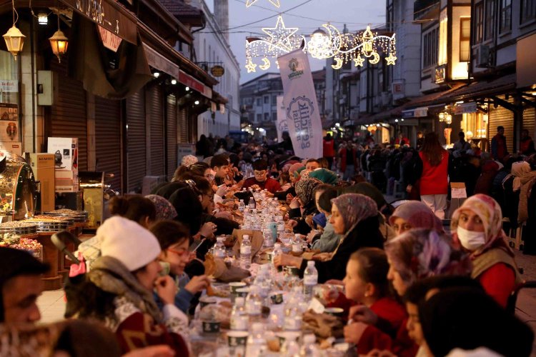KARATAY’DA, KADİR GECESİ'NDE BİNLERCE KİŞİ AYNI SOFRADA BULUŞTU!